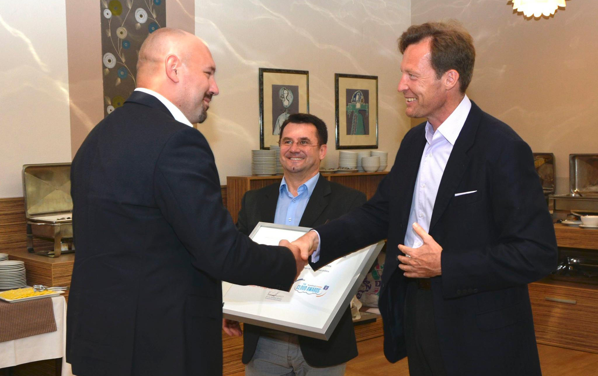Handing over the EuroCloud Croatia Awards to the representatives of the Croatian cloud industry